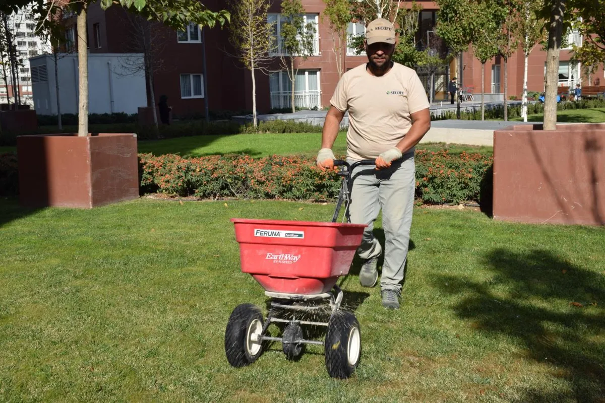 Çim alanınızda homojen gübreleme için