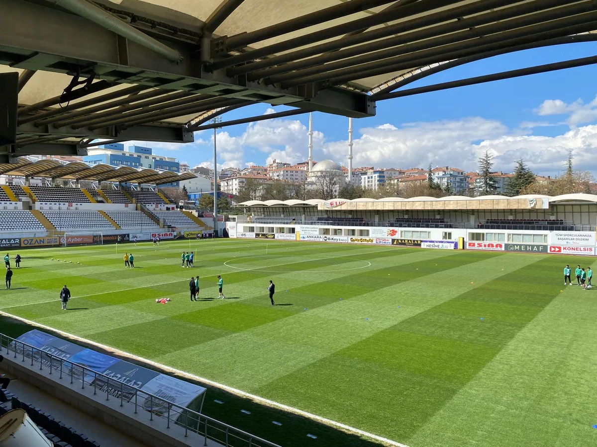 Çim Futbol Sahasında Bakım